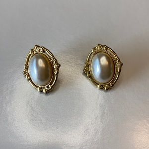 Well made classic pearl in gold look earrings